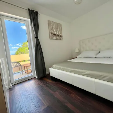 Felix アパートホテル